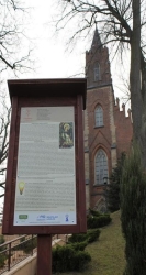 tablica koło kościoła