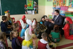 burmistrz czyta dzieciomw Faściszowej
