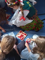 Czytaj więcej: „Kultura ludowa wśród nas – Krakowiacy Wschodni” zawitała do szkół 