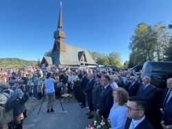 Czytaj więcej: Przybyli z Regionu Tarnowskiego oddać cześć pomordowanym i poległym w Jamnej 